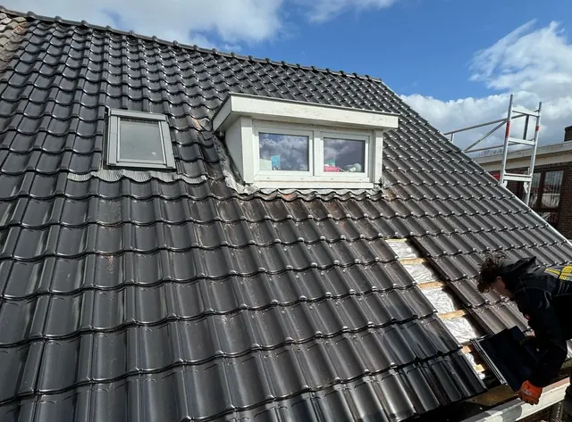 Dakpannen rond een dakkapel — Dakpannen rond een dakkapel en dakraam, met plaatselijk zichtbare latten.